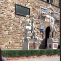 E adesso a Firenze c'è anche un monumento al turista in piazza della Signoria... !
