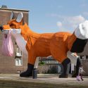 Una volpe gigante per le vie di Rotterdam: è l'opera di Florentijn Hofman. Le foto