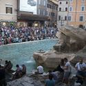 Fontana di Trevi, potrebbe arrivare a breve una barriera contro i turisti che si siedono sul bordo