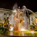 Siracusa, turisti sbronzi fanno il bagno nella fontana di Diana e la danneggiano
