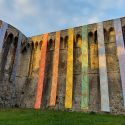 La Fortezza di Sarzana diventa un arcobaleno: ecco l'installazione di Dale