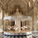 Una grande giostra nella Reggia di Venaria: è l'installazione di Valerio Berruti