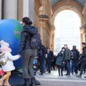 Save Milano bella: in Piazza della Scala a Milano è apparso il primo Globo
