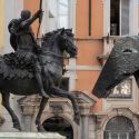 Piacenza, cavalli a confronto: Paladino “dialoga” con Francesco Mochi in piazza Cavalli
