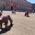 Firenze, i lupi di Liu Ruowang invadono le piazze della città toscana