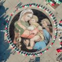 Pesaro, la Madonna della Seggiola diventa una gigante opera di street art da ammirare dall'alto