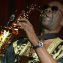 Addio a Manu Dibango, scompare il leggendario “Papy Groove” dell'afro-jazz