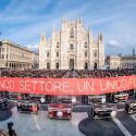 A Milano la protesta dei lavoratori dello spettacolo. 500 bauli in piazza Duomo