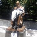 Milano, la statua di Montanelli “integrata” con il fantoccio di una bambina eritrea