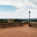 Il borgo di Montescudaio, una terrazza antica sulla Val di Cecina e sul mare