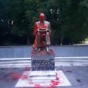 “Razzista stupratore”: imbrattata la statua di Indro Montanelli a Milano