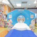 Takashi Murakami trasforma con i suoi fiori la sala TAC di un ospedale pediatrico