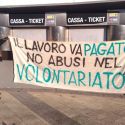 Padova, attivisti beni culturali espongono striscione contro gli abusi del volontariato: bloccati e identificati