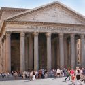 Pantheon, si apre una buca nella piazza e gli archeologi ritrovano pavimentazione di età imperiale