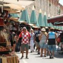 Pisa, i bancarellai ci provano: “danneggiati dal virus, vogliamo tornare in piazza dei Miracoli”. Ma non ce li vuole nessuno