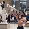 Tette al vento al Musée d'Orsay: le Femen protestano contro il dress-code del museo