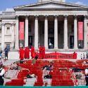 Londra, la scalinata della National Gallery tinta di rosso per protesta pro-indigeni