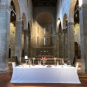 Una cena dentro una chiesa di Lucca. È l'opera di Rachel Lee Hovnanian contro le derive tecnologiche