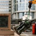 Dopo la fine del monumento di Colston a Bristol, in UK comincia lo smantellamento delle statue controverse