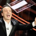 Anche Benigni provoca il pubblico di Sanremo e porta penetrazioni e sesso orale in prima serata su Rai Uno