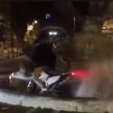 Roma, Raggi s'indigna per vandalo che entra con la moto nella fontana. Ma il video è vecchio