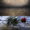 Una rosa rossa sulla tomba di Raffaello per ricordarlo nel cinquecentenario della scomparsa