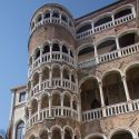 Parenti stretti: Palazzo Contarini del Bovolo e il Fontego dei Tedeschi