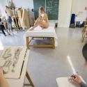La BBC lancia la sua scuola di nudo in tv: un programma per imparare a disegnare con i modelli