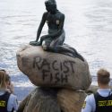 Imbrattata la Sirenetta di Copenaghen: “pesce razzista”. Tentativo di sabotaggio?