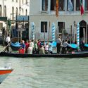 Venezia, ecco di nuovo le gondole, ma senza turisti tornano al servizio antico: traghettano i veneziani sul Canal Grande