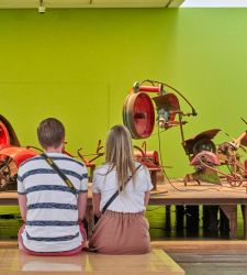 Le opere interagiscono con il pubblico al Museo Tinguely di Basilea