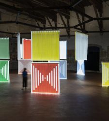 I tessuti di luce di Daniel Buren illuminano Bergamo, per la prima volta in Italia