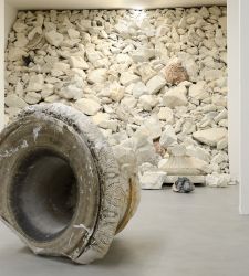 Acqua alta: Fabio Viale riflette sul dramma di Venezia e sullo scorrere del tempo con le sue opere in marmo