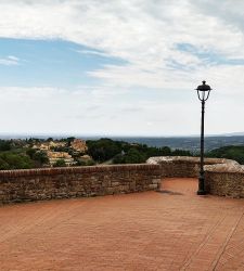 蒙特斯库台奥（Montescudaio）村，俯瞰塞西纳山谷和大海的古老平台