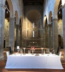 Una cena dentro una chiesa di Lucca. È l'opera di Rachel Lee Hovnanian contro le derive tecnologiche