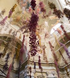 A Parma una chiesa settecentesca è inondata di fiori: è la prima opera italiana di Rebecca Louise Law