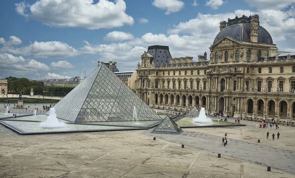 La piramide del Louvre, progetto di Ieoh Ming Pei
 La piramide del Louvre, progetto di Ieoh Ming Pei