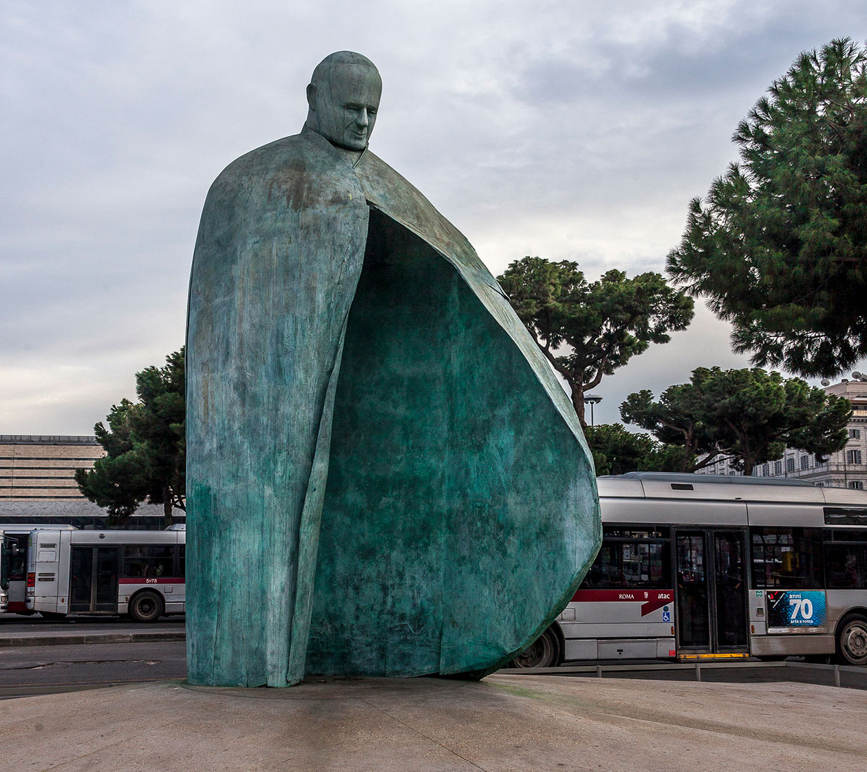 Oliviero Rainaldi, Monumento a Giovanni Paolo II (2011; bronzo, altezza 700 cm circa; Roma, Piazza dei Cinquecento)
 Oliviero Rainaldi, Monumento a Giovanni Paolo II (2011; bronzo, altezza 700 cm circa; Roma, Piazza dei Cinquecento)