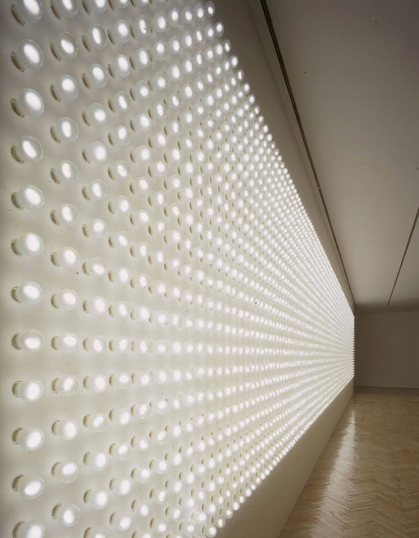Carsten Höller, Lightwall (2000). Installation view, Milano, Fondazione Prada.  Ph. Credit Attilio Maranzano. Courtesy Fondazione Prada
 Carsten Höller, Lightwall (2000). Installation view, Milano, Fondazione Prada.  Ph. Credit Attilio Maranzano. Courtesy Fondazione Prada