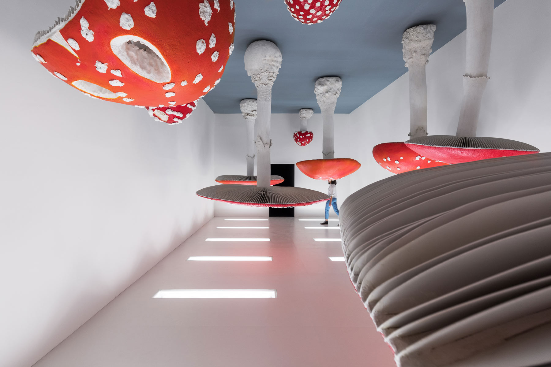 Carsten Höller, Upside Down Mushroom Room (2018; tecnica mista; Milano, Fondazione Prada).  Ph. Credit Delfino Sisto Legnani e Marco Cappelletti. Courtesy Fondazione Prada
 Carsten Höller, Upside Down Mushroom Room (2018; tecnica mista; Milano, Fondazione Prada).  Ph. Credit Delfino Sisto Legnani e Marco Cappelletti. Courtesy Fondazione Prada