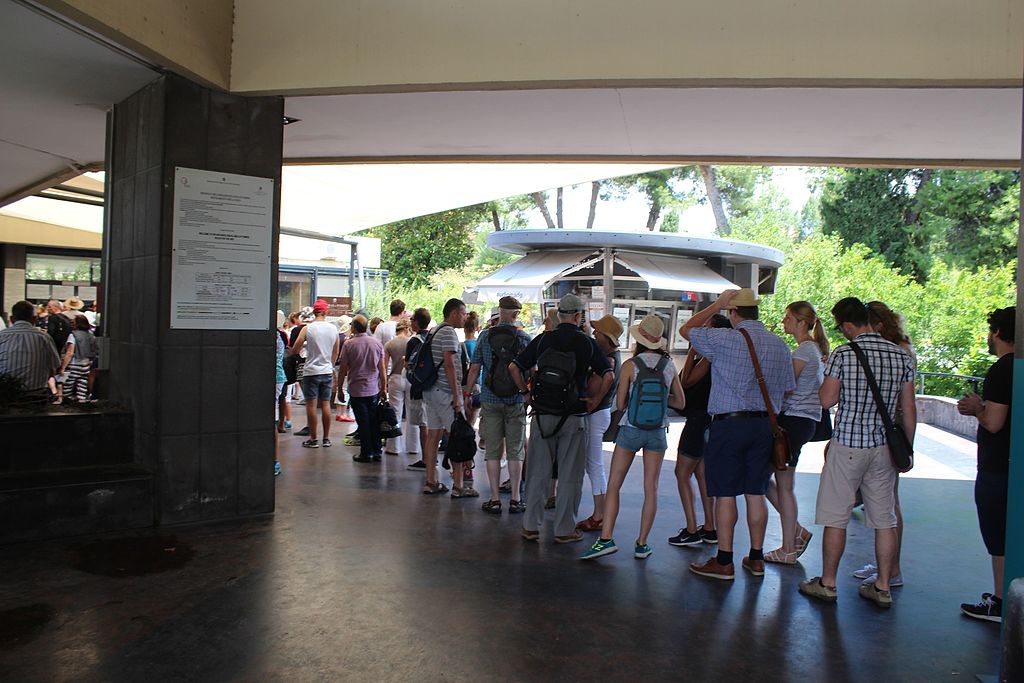 Turisti in coda per entrare a Pompei (giugno 2016)
