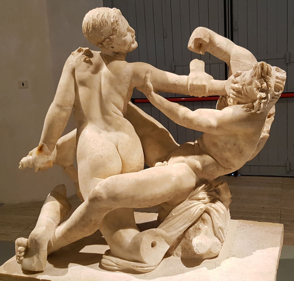 Gruppo marmoreo già sul bordo della piscina della villa di Poppea a Oplontis. I sec. a. C.
