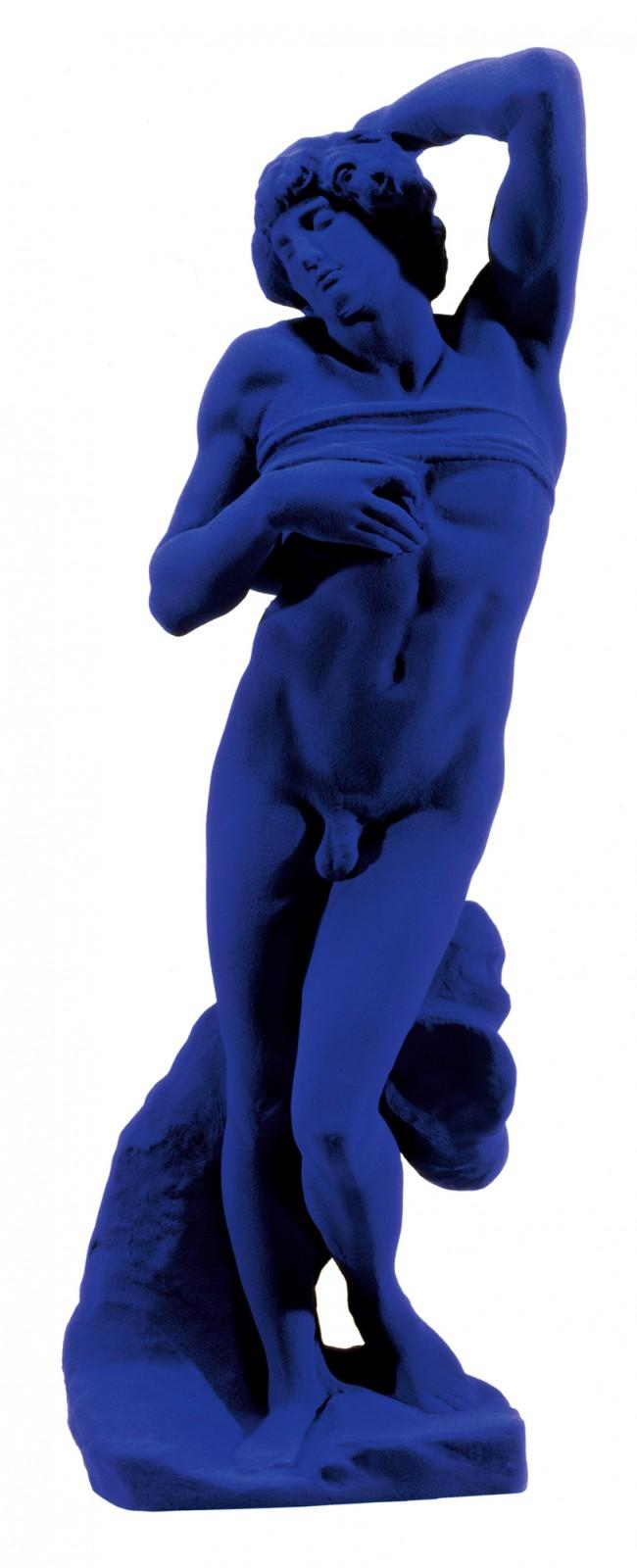 Yves Klein, L'Esclave de Michel-Ange (1962; pigmento puro e resina sintetica su gesso, 46,5 x 12 x 11 cm). © Succession Yves Klein c/o ADAGP, Paris
