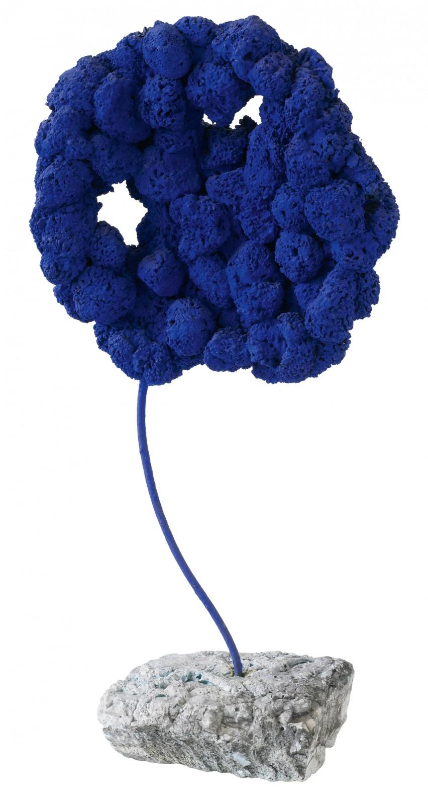 Yves Klein, Sculpture Éponge bleue sans titre (1959; pigmento puro e resina sintetica su spugna naturale montata su pietra, 114 x 56 x 30 cm). © Succession Yves Klein c/o ADAGP, Paris
