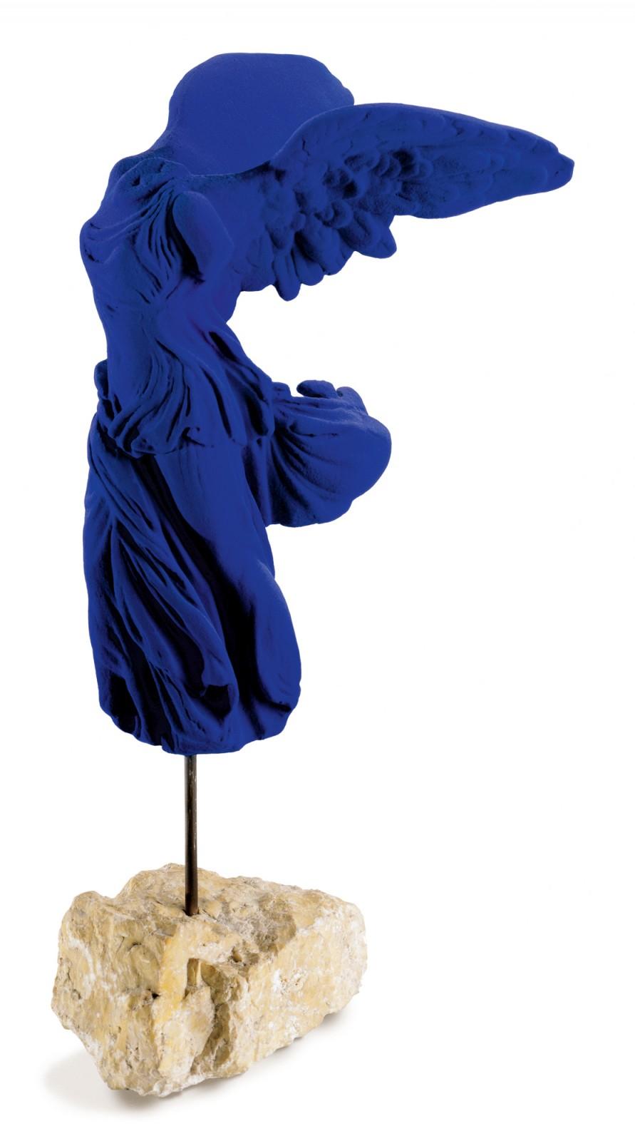 Yves Klein, Victoire de Samothrace (1962; pigmento puro e resina su gesso montato su pietra; 49,5 x 25,5 x 36 cm). © Succession Yves Klein c/o ADAGP, Paris
