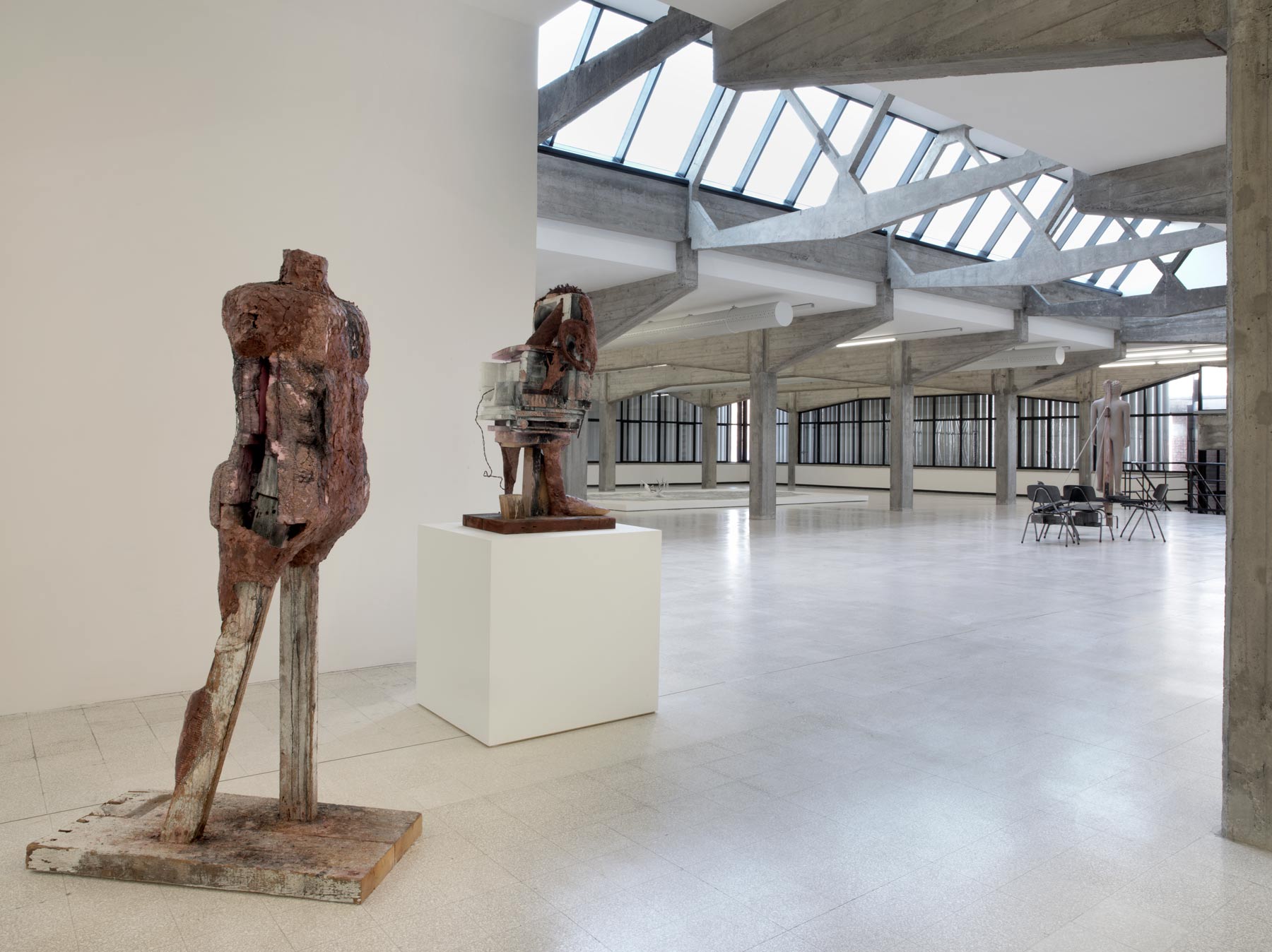 Collezione Maramotti, Veduta di sala, open space 2° piano, opere di / artworks by: Huma Bhabha, Mark Manders, Erick Swenson Ph. C. Dario Lasagni
