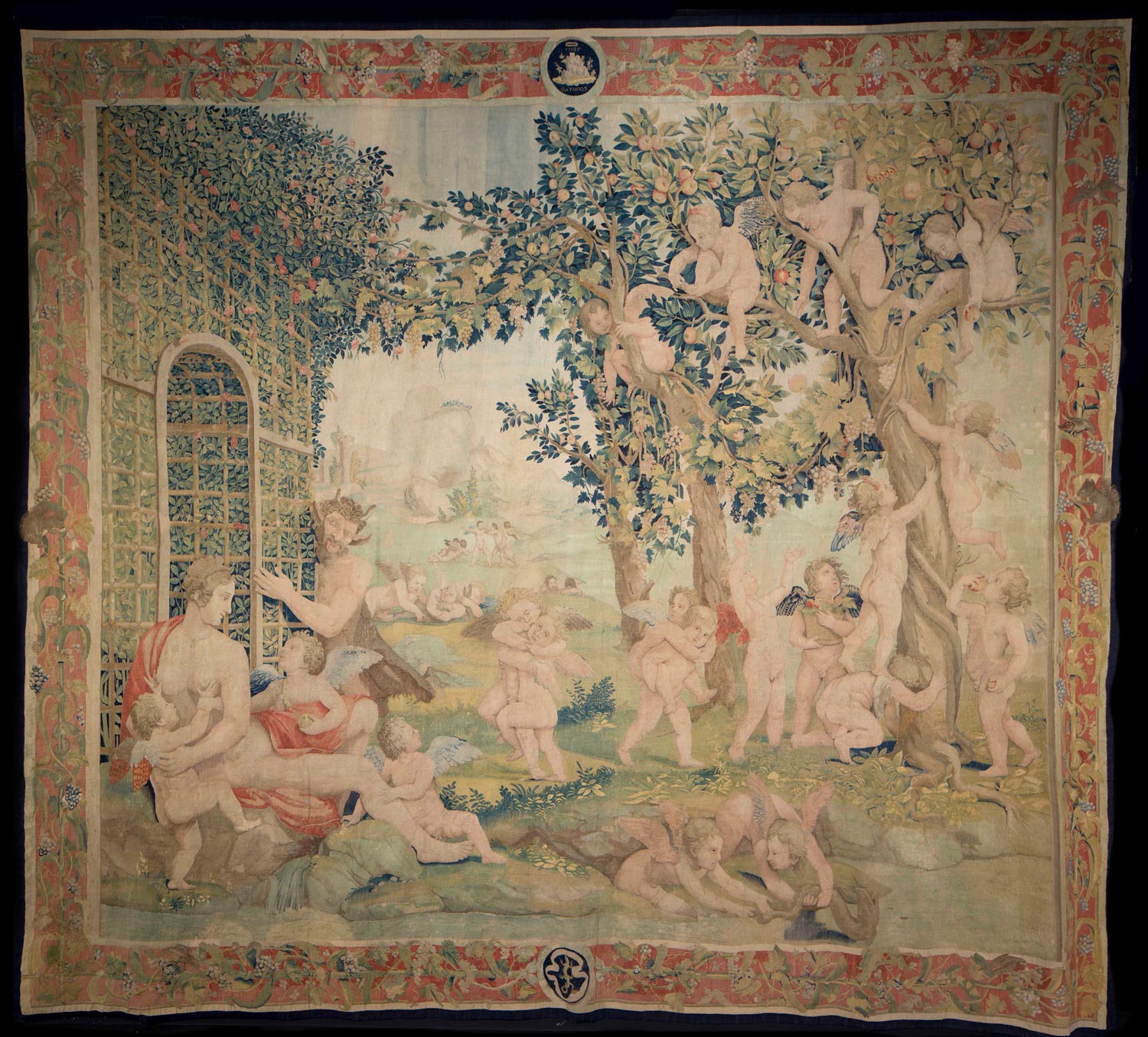Manifattura di Nicolas Karcher su cartone di Giulio Romano, Venere spiata da un satiro con i puttini (1539-1540; arazzo in lana e seta; 410 x 450 cm). © MiBACT, Palazzo Ducale di Mantova
 Manifattura di Nicolas Karcher su cartone di Giulio Romano, Venere spiata da un satiro con i puttini (1539-1540; arazzo in lana e seta; 410 x 450 cm). © MiBACT, Palazzo Ducale di Mantova