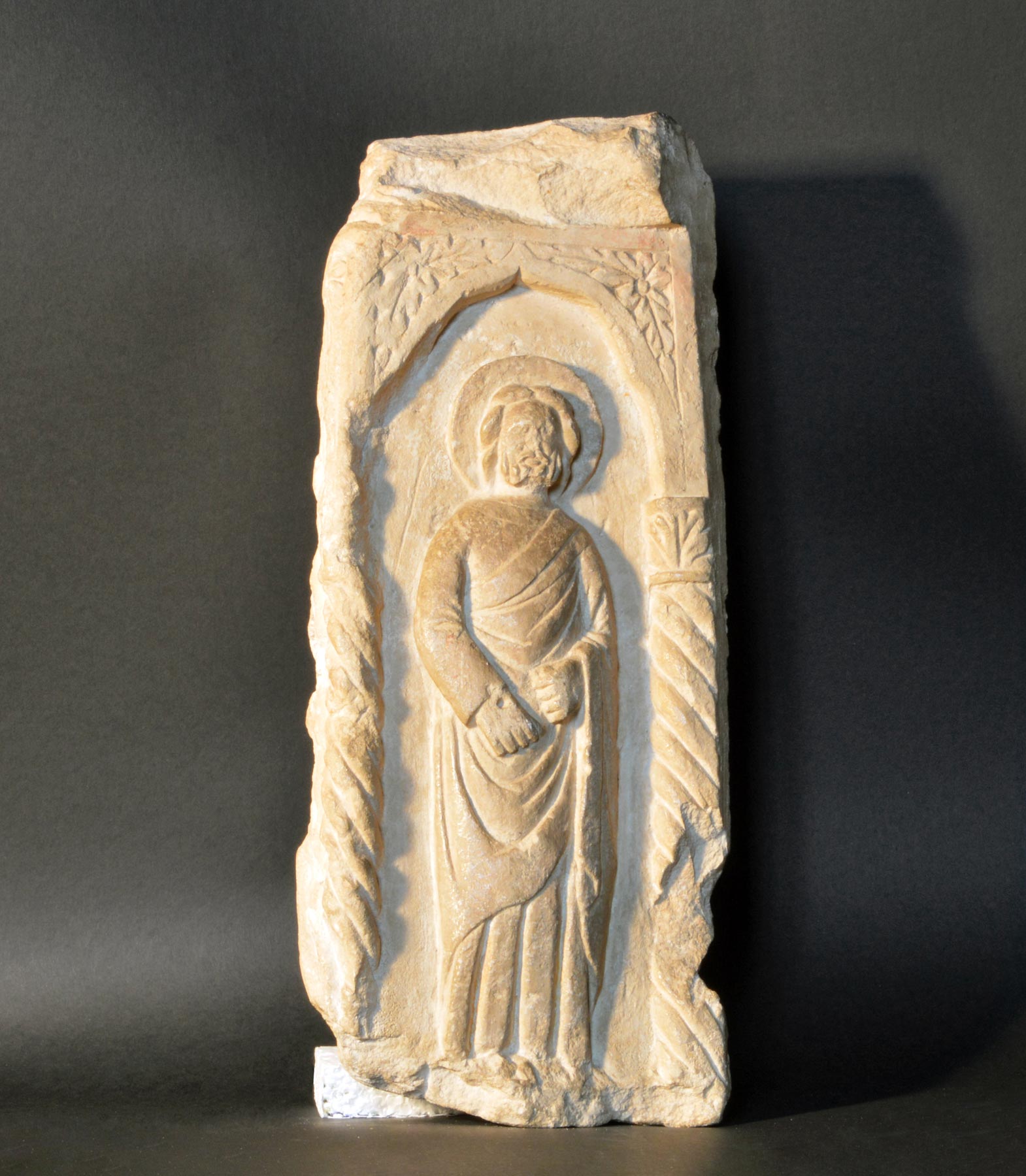 Artista ignoto, Figura di santo (XIV secolo; pietra, 35 x 14 cm). © MiBACT, Palazzo Ducale di Mantova
 Artista ignoto, Figura di santo (XIV secolo; pietra, 35 x 14 cm). © MiBACT, Palazzo Ducale di Mantova