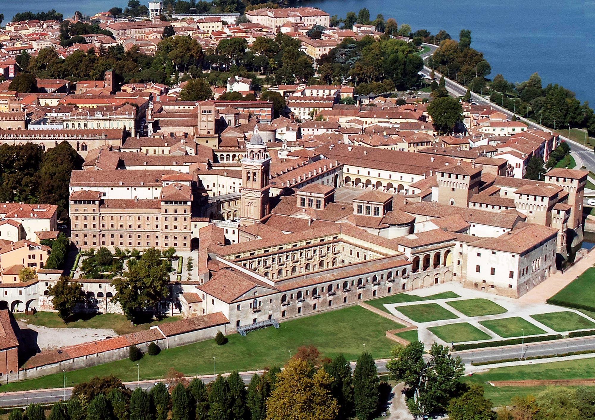 Fotografia aerea del complesso di Palazzo Ducale. © MiBACT, Palazzo Ducale di Mantova
 Fotografia aerea del complesso di Palazzo Ducale. © MiBACT, Palazzo Ducale di Mantova