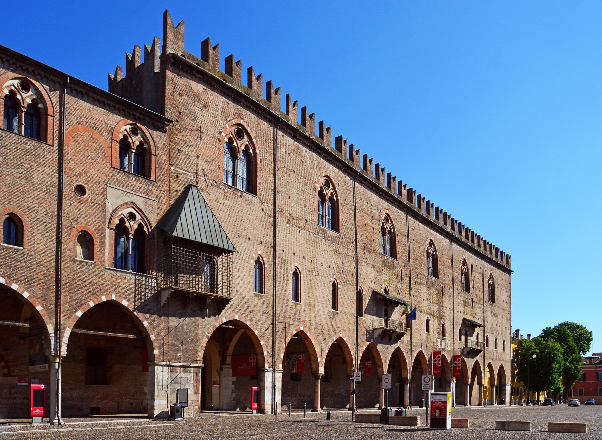 Facciata di Palazzo Ducale su piazza Sordello. © MiBACT, Palazzo Ducale di Mantova
 Facciata di Palazzo Ducale su piazza Sordello. © MiBACT, Palazzo Ducale di Mantova